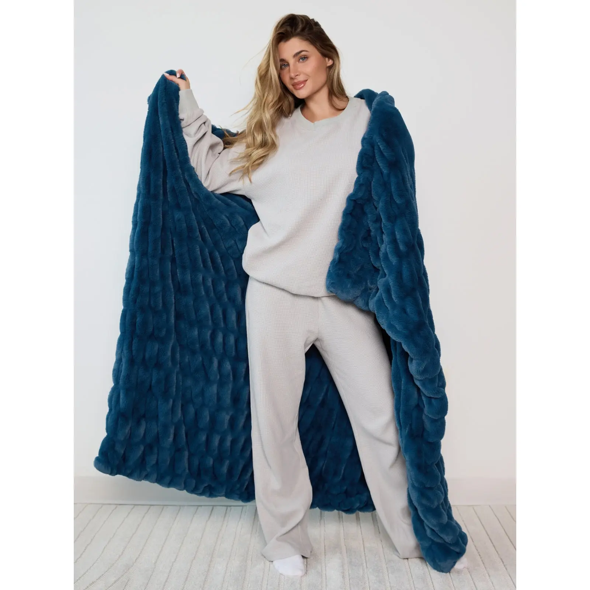 Dreamer Blanket – Ultra-Soft Oversized Plush Blanket with 4-Way Stretch, Lightweight & Cozy